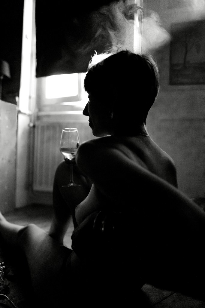 Photographie intimiste en noir et blanc, une personne se dévoilant dans un moment de douceur